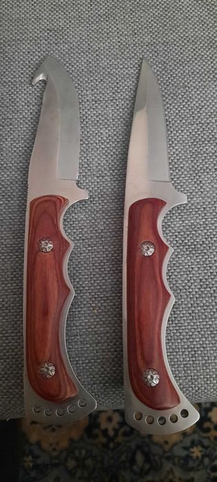 Noże Askari. W futerale.