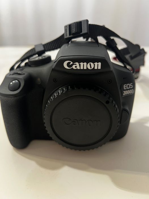 Canon EOS 2000D com objetiva, cartão de memória e mala de transporte