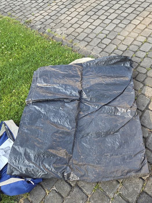 Namiot raz rozłożony na działce