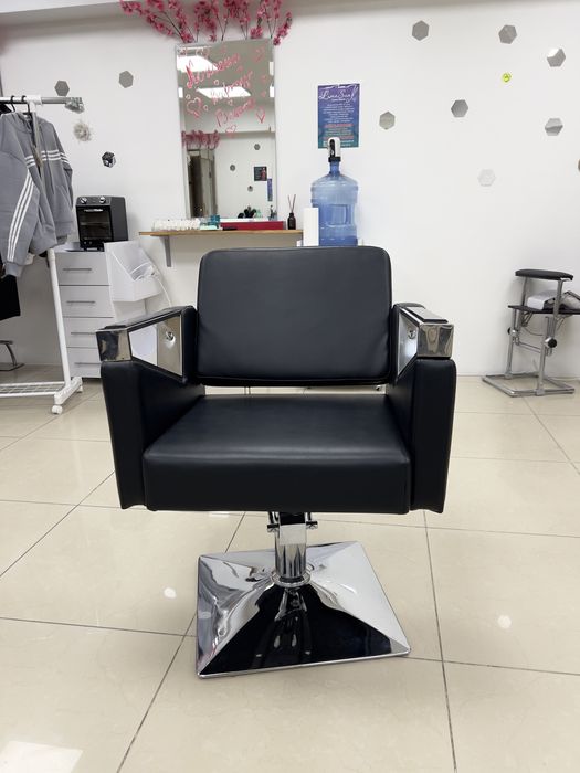 Крісло перукаря в ідеальному стані