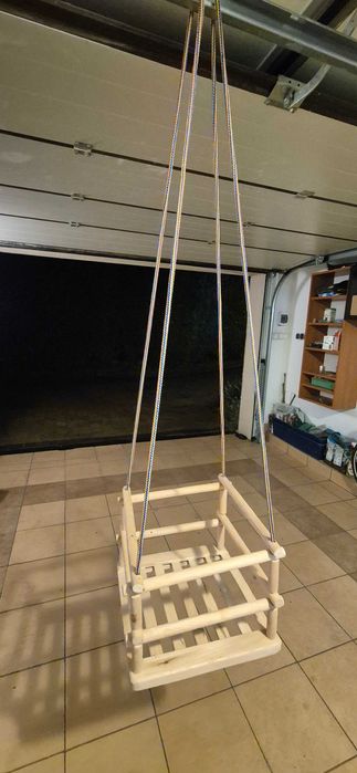 Drewniana huśtawka dla dziecka – regulowane boki, łatwy montaż