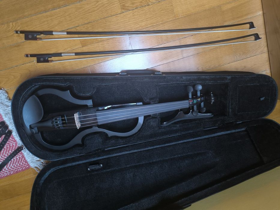 Violino Elétrico Harley Benton HBV-990BK 4/4 + Arco Hofner Carbono + Extras