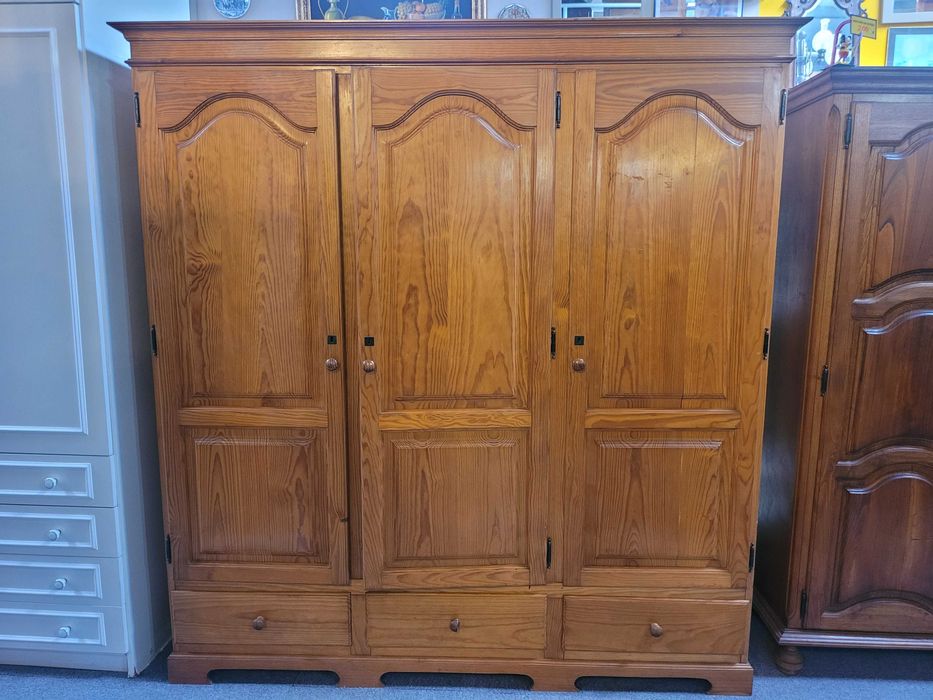 Roupeiro de três portas em madeira - Bom estado geral