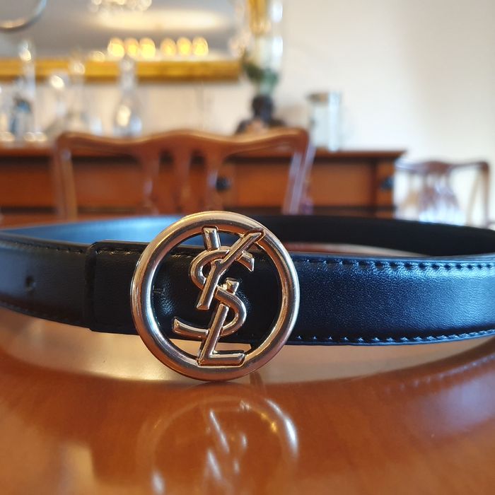 Cinto preto com fivela dourada