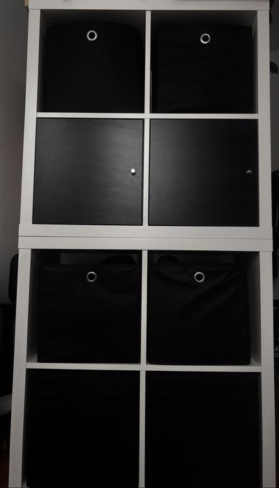 biały kallax ikea z czarnymi wkładami