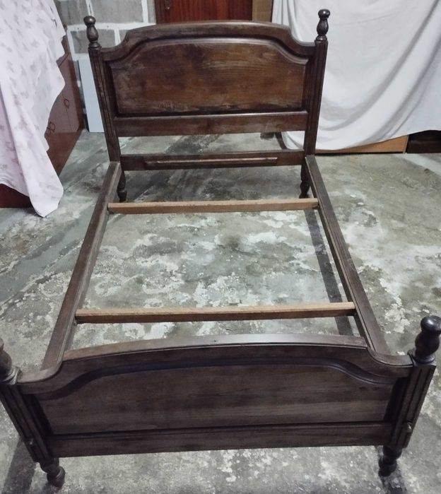 Cama de casal em madeira bem rubusta, em bom estado