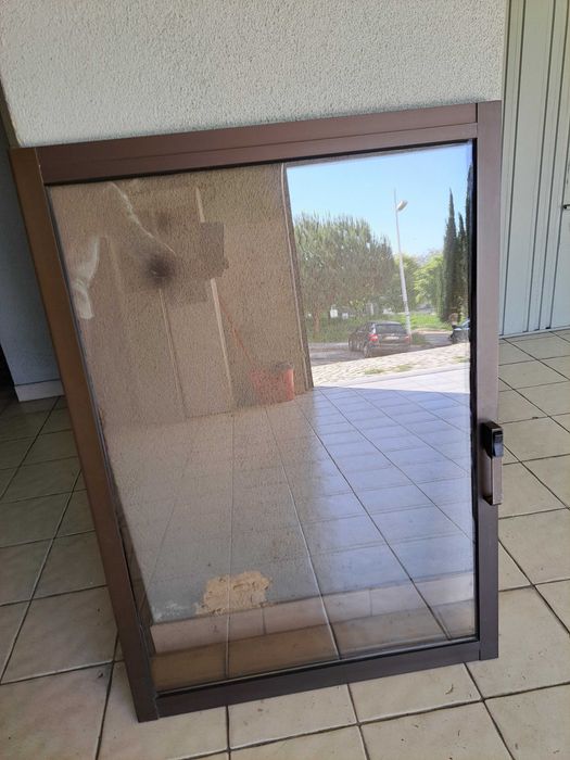 Janela em alumínio castanho