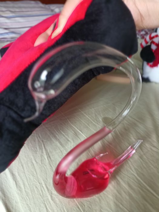 Estatueta de vidro com líquido colorido