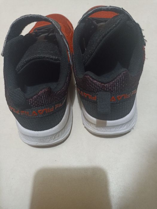Sapatilhas da marca "Fila" de menino, tamanho 31.