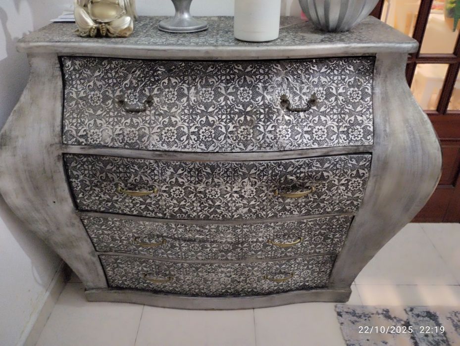 Comoda em madeira e forrada a latão , negociável