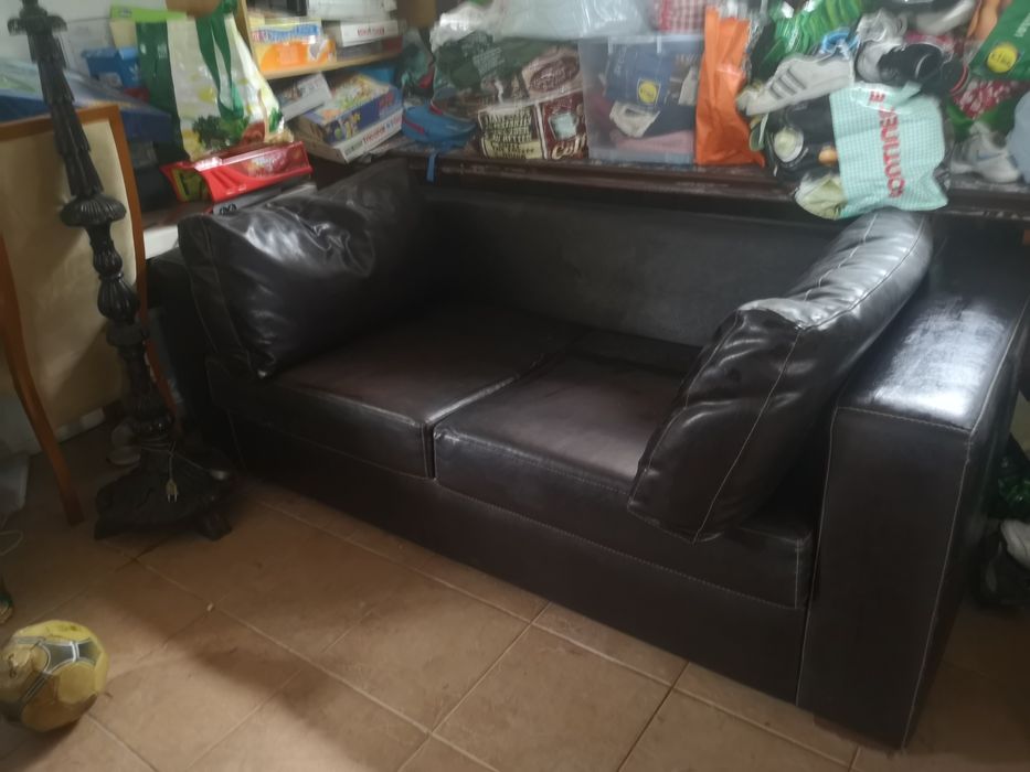 Sofá de couro castanho