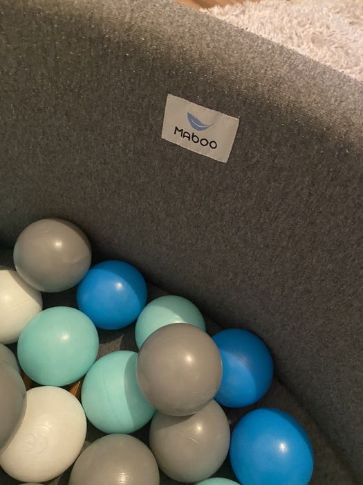 Suchy basen z kulkami