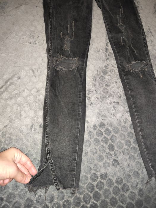Nowe spodnie damskie jeans z dziurami.
