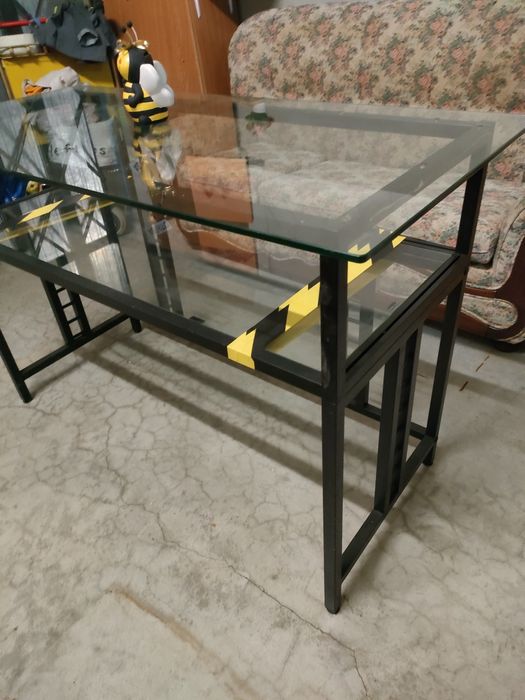 Mesa de vidro para recepção - exposição com estrutura metálica. Forte.