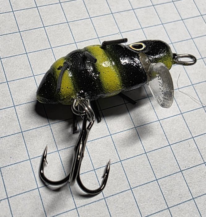 Wobler przynęta uzbrojony 2,5cm owad