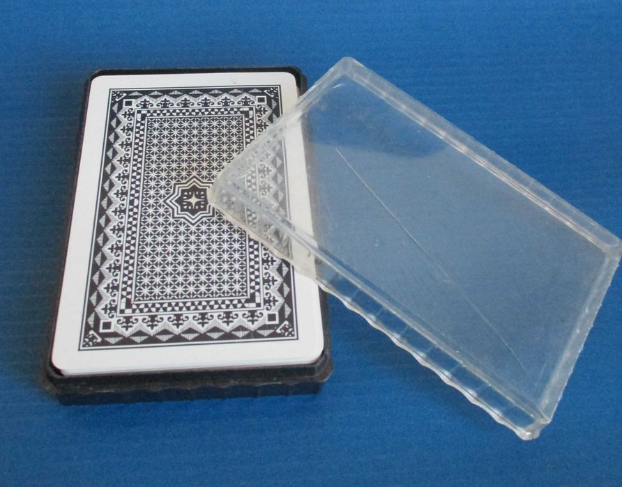 Baralho de Cartas em Caixa Plástica