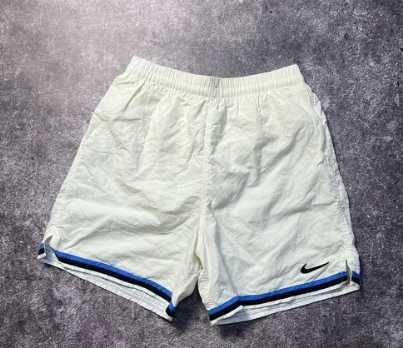 Легкі шорти nike