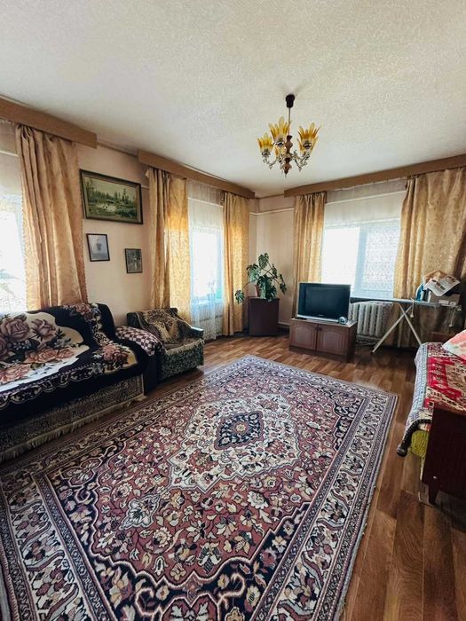 Продам частину будинку в районі Центру.