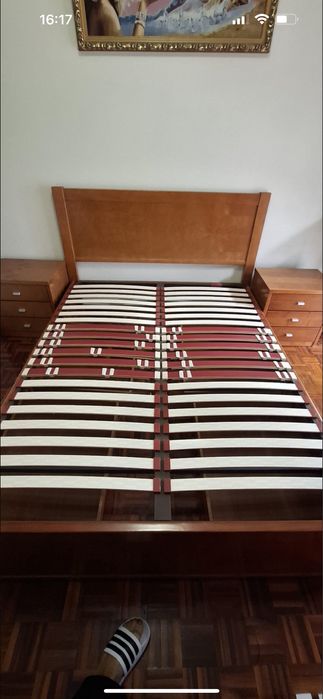Vendo esta cama por 120€ com as duas mesas de cabeceira