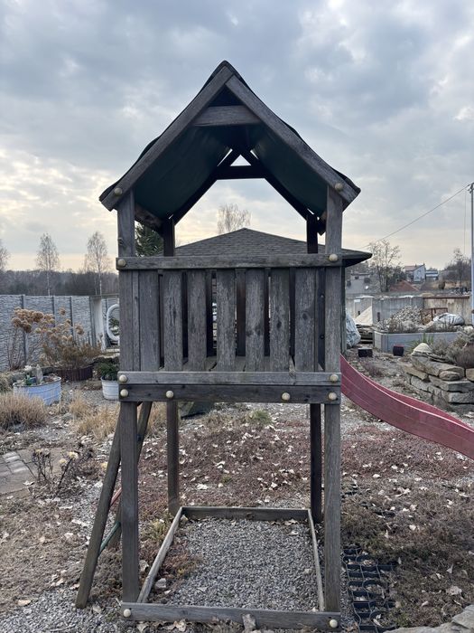 Domek.drewniany zjeżdżalnia