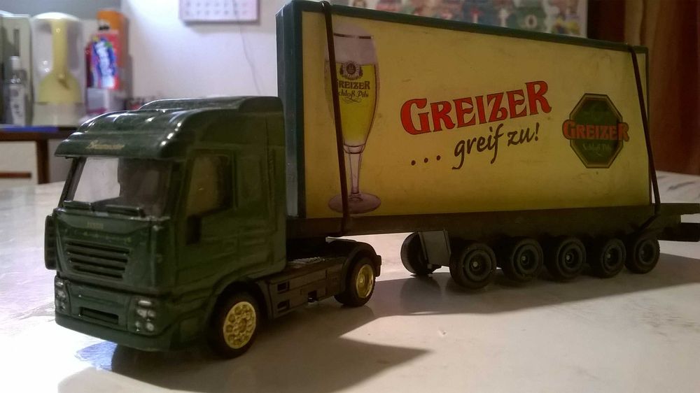 IVECO model ciężarówki z naczepą; skala 1:87; reklama: Greizer