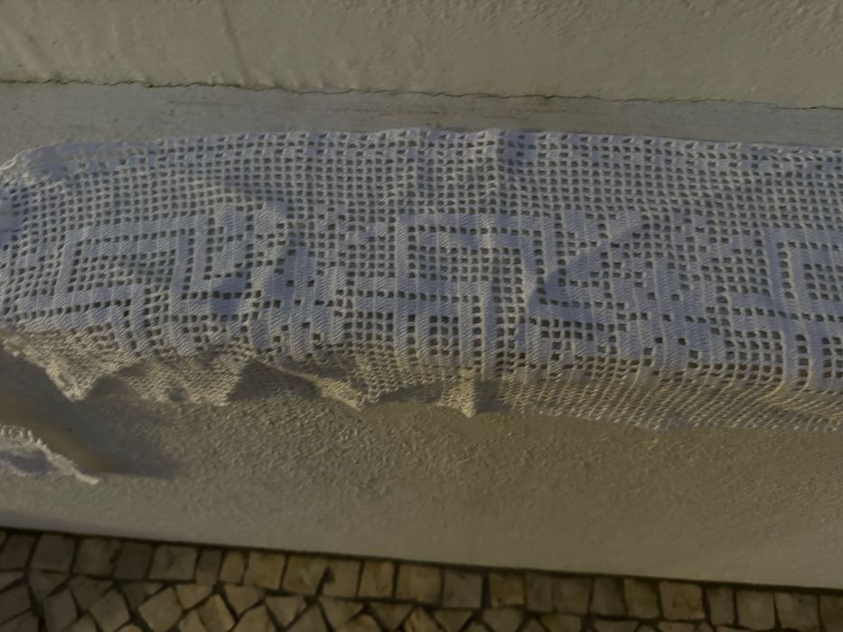 Conjunto de napron e caminho de mesa bordados em renda