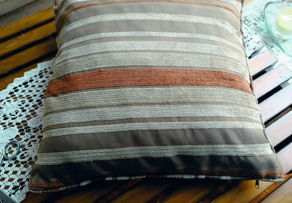 Almofada decorativa, em tecido  luxuoso TNT lavável, Ultrasuede