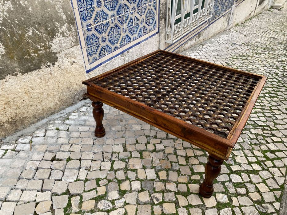 Mesa de centro baixa em madeira e latão