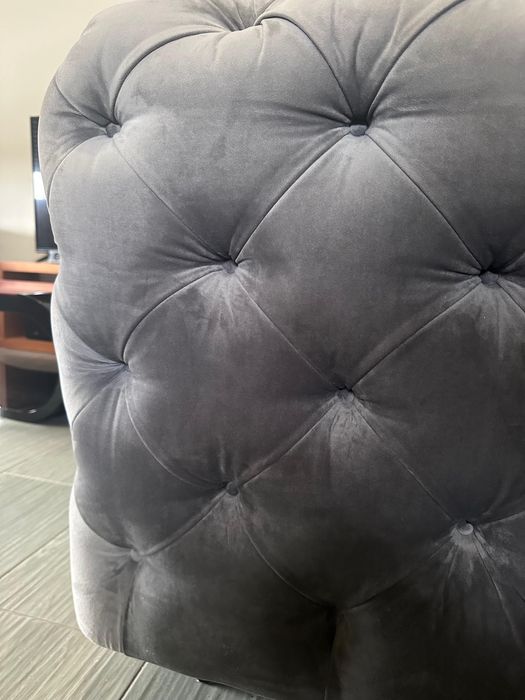 Sofa em capitoné cinzento