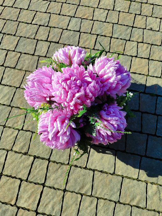 Bukiet na płytę nagrobną chryzantemy kwiaty na wszystkich świętych