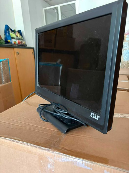 Monitor NU com cabos