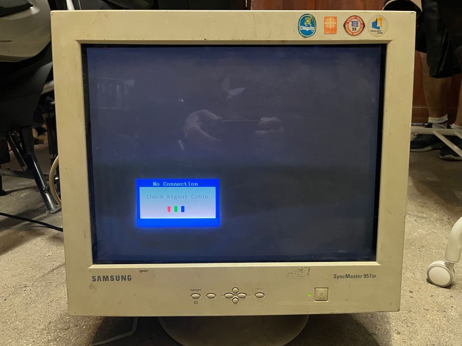 Monitor SyncMaster 957DF a funcionar