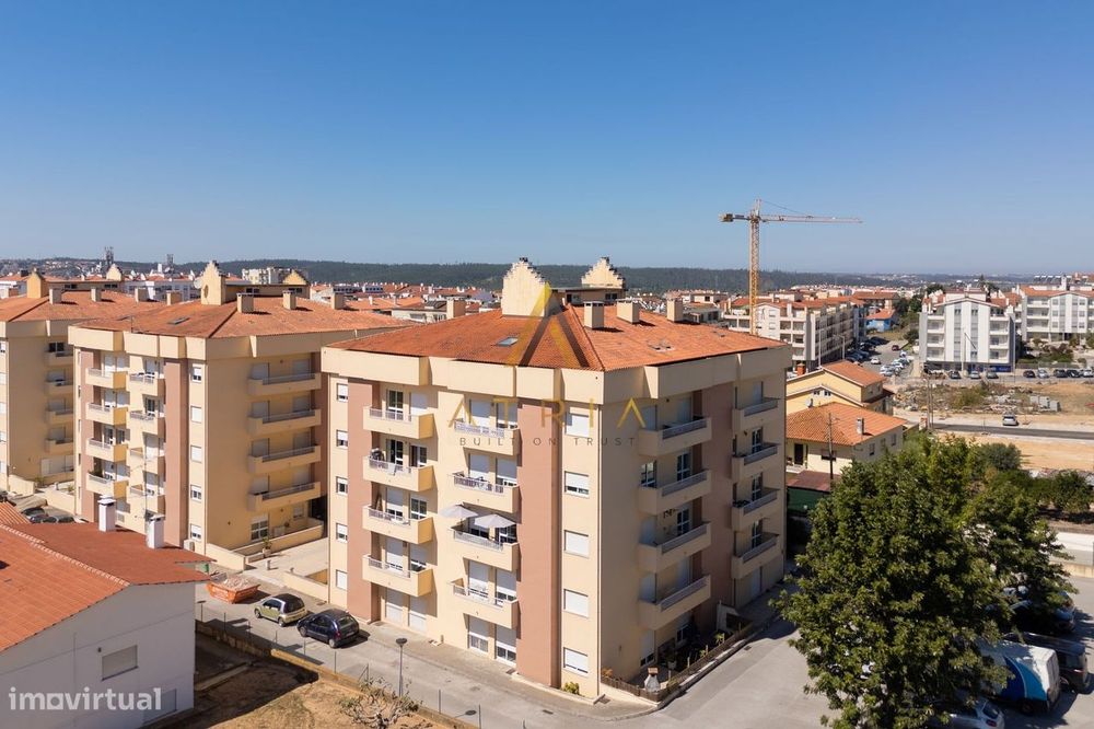 Apartamento T3 | Condomínio Fechado | Último Piso | Leiria