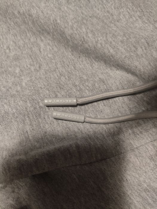 Szare spodnie dresowe lacoste