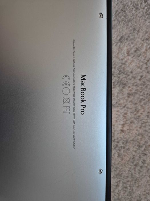 MacBook Pro 15” (2015) | Intel i7 | 16 GB RAM | SSD 256GB