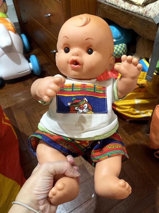 Boneca bebé antiga – muito expressiva e em bom estado