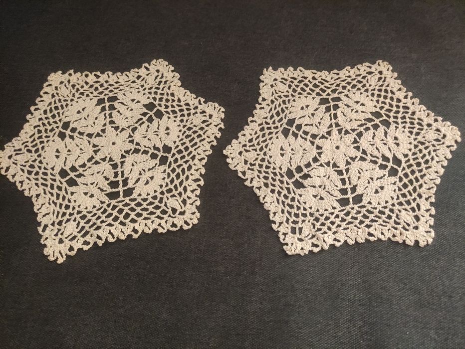 Komplet dwóch serwetek ecru o średnicy 21cm