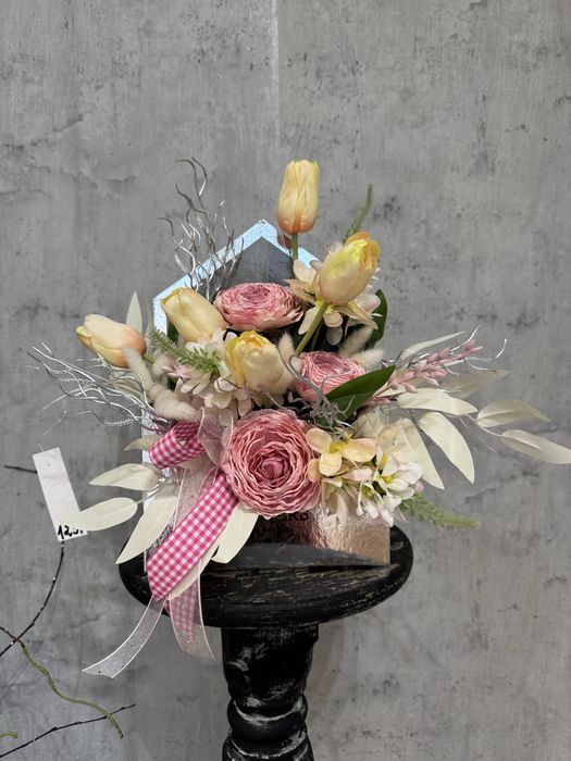 Elegancki flowerbox z srebrnej kopercie.