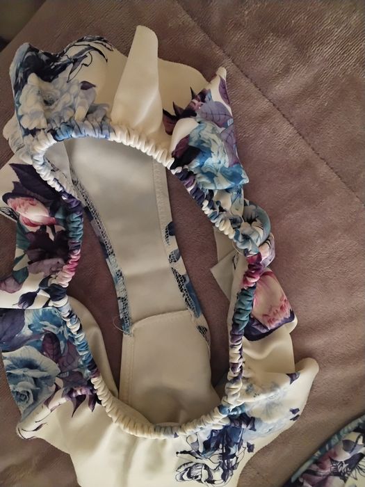 Biquini floral em rosa, azul e roxo