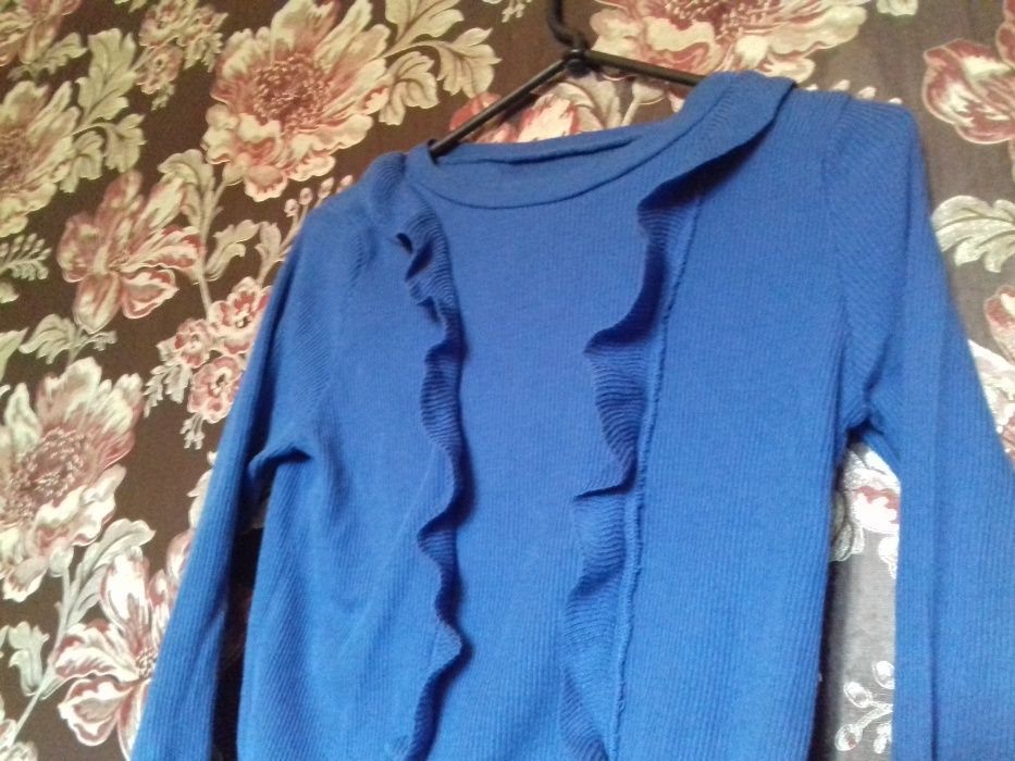 Жіноча кофта з рюшами