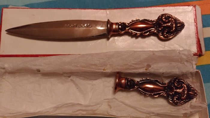 Conjunto abre cartas e pisa papeis