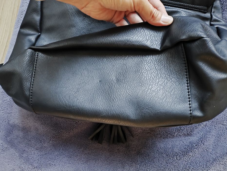 Czarna torebka na ramię Sinsay frędzle