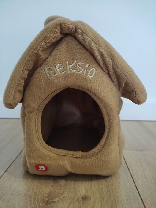 Buda  dla maskotki Reksia