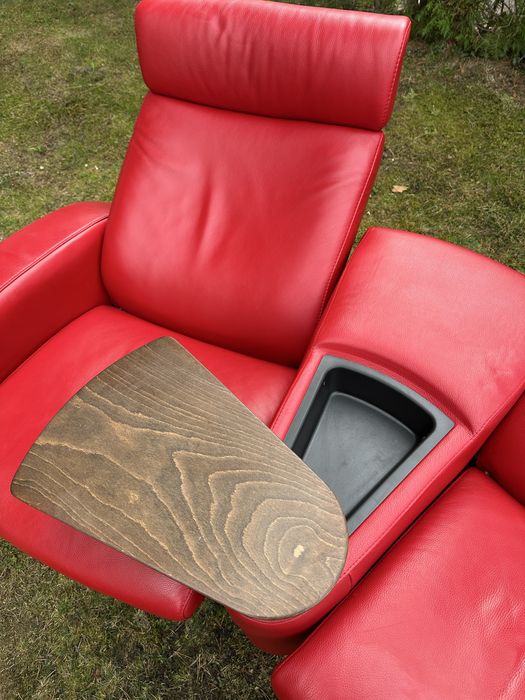 Sofa kinowa rozkładana Stressless Arion czerwona skóra i pufa