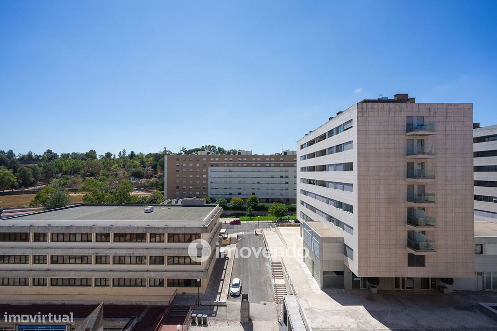 Apartamento T3, com arrecadação e boas áreas, na Estrada da Luz