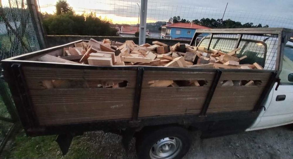 Carga de lenha de paletes