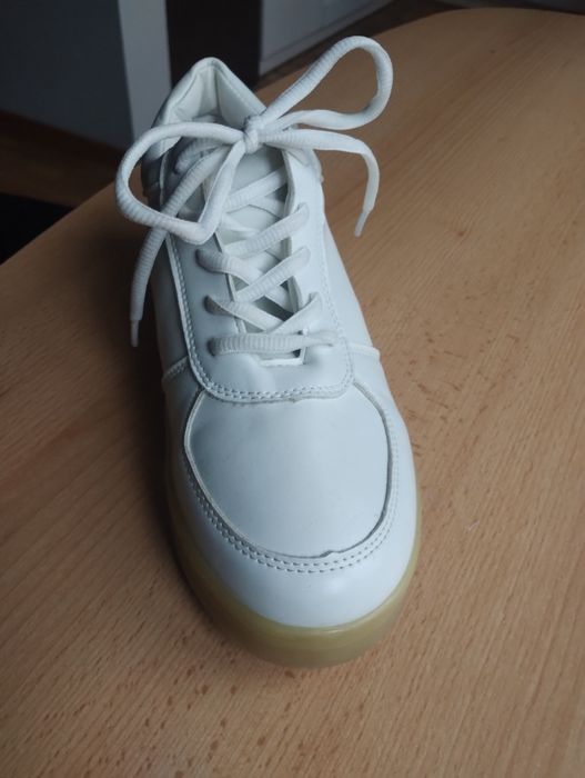 Buty białe sportowe 39