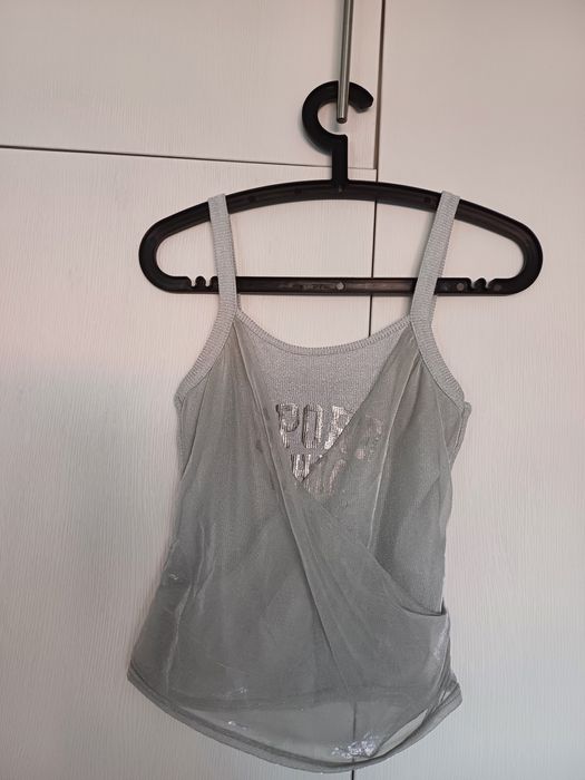 Top e casaco capuz prateado