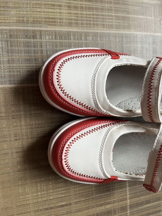 Продам туфлі для дівчинки на устілку 22см