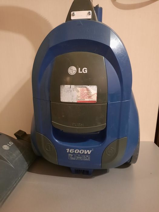 Пылесос LG 1600W домашний бытовой